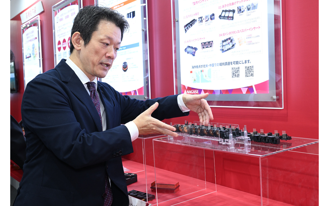 インバーターの小型化に貢献するという「インサート成形」