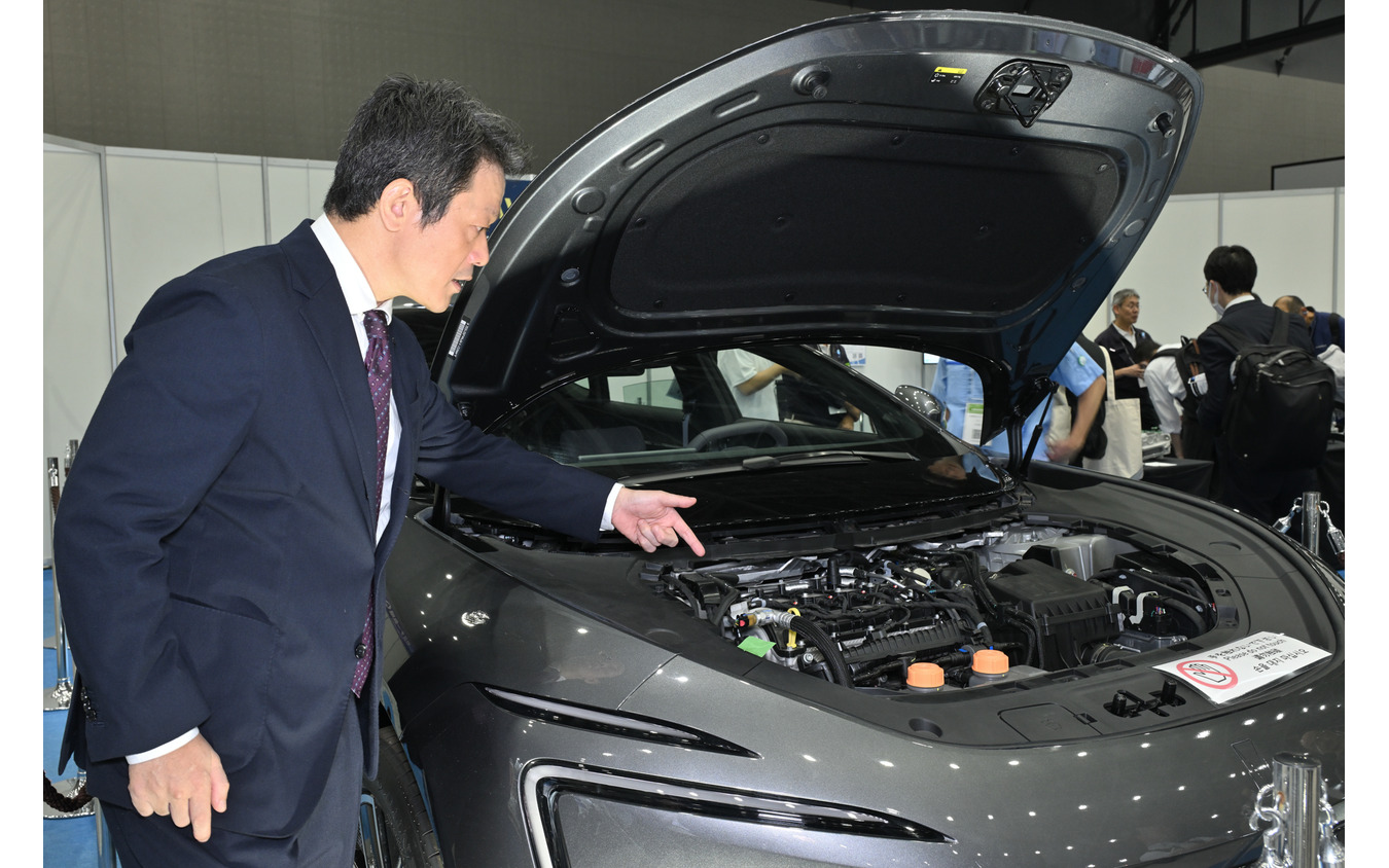 「AVATR12」のボンネット内をくまなくチェックする山本教授