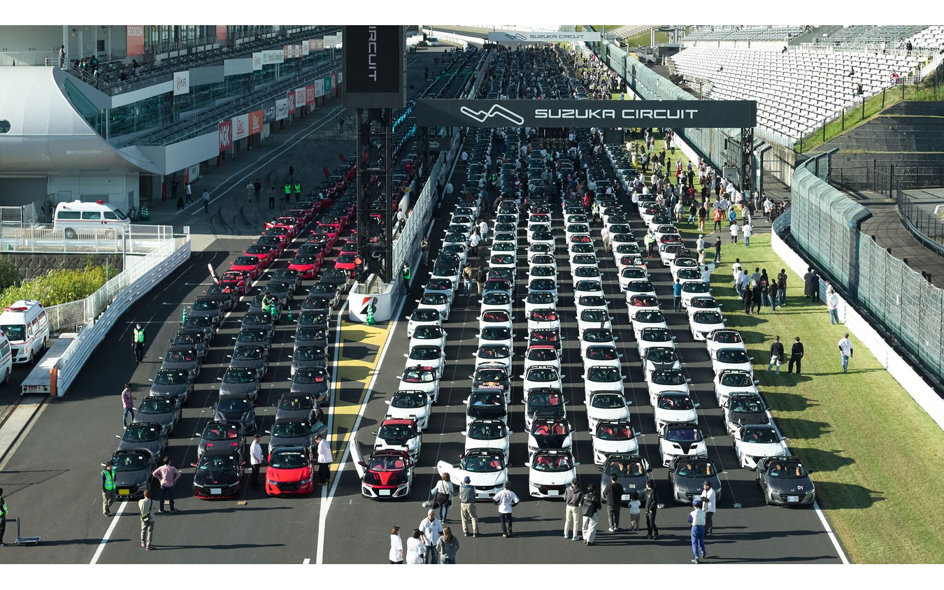 ホンダS660の832台のパレードの様子