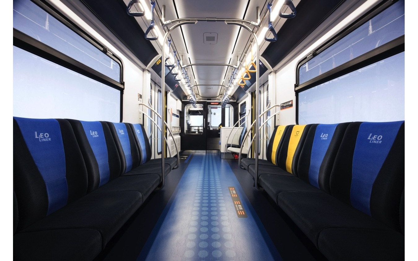 L00系新型レオライナー。ドアから一番遠い位置にあった優先席が、ドア側に移動