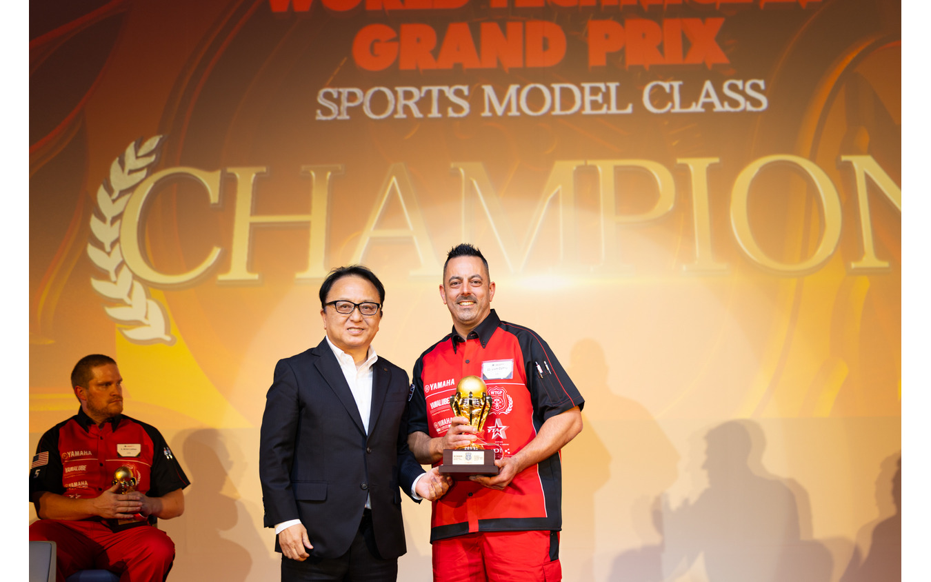 スポーツモデルクラスのチャンピオン、イギリスのリアム・コフィ選手とヤマハ発動機 設楽元文社長