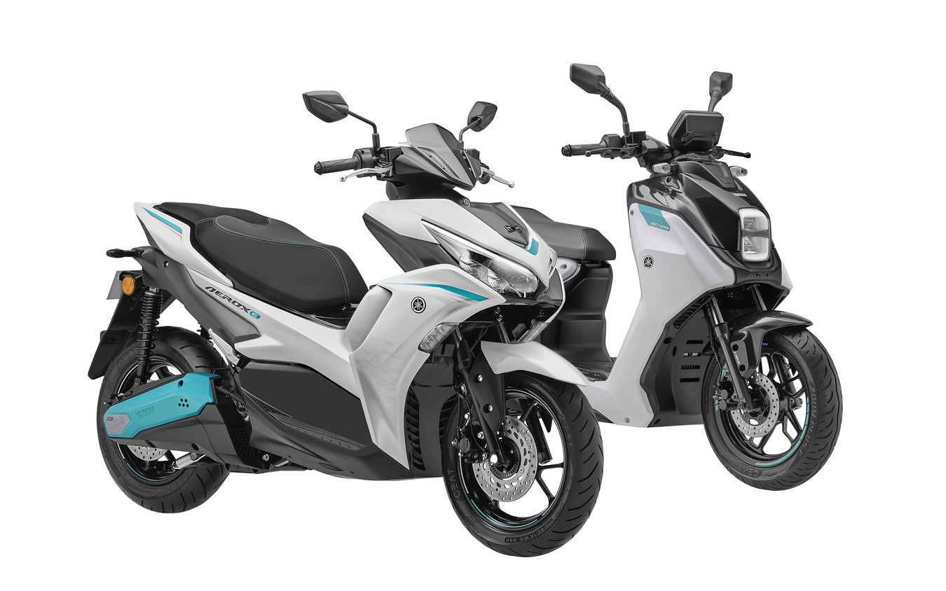 ヤマハ AEROX E（左）とEC-06（右）