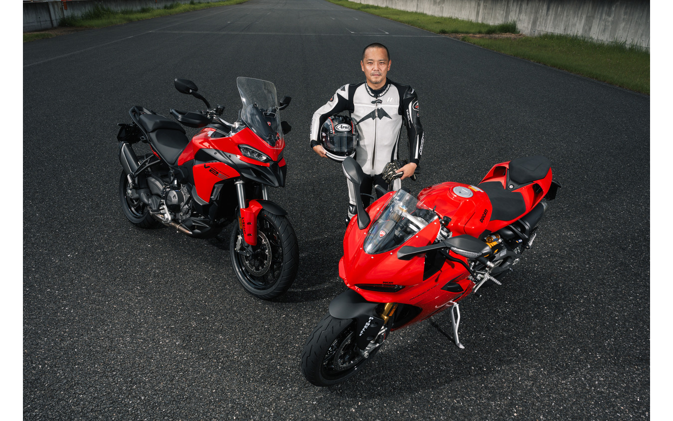 小川勤氏とドゥカティ ムルティストラーダV2S（左）＆パニガーレV2S（右）