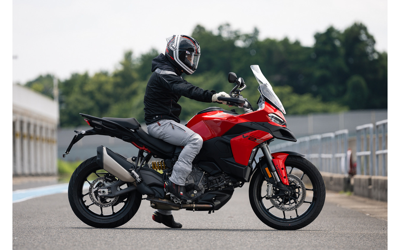 ライダーは身長165cm、体重68kg。写真のポジションは、シートの低い状態（790mm）＋ミニマムプリロード機能（−8mm）を使った状態