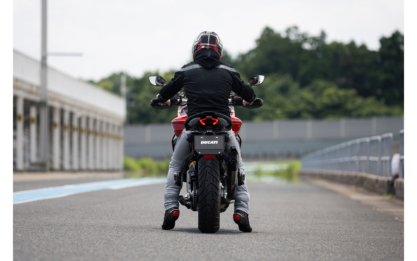 両足で支えるのでなく、片足でしっかり支えれば、シートが高い方（810mm）でも不安はなかった。