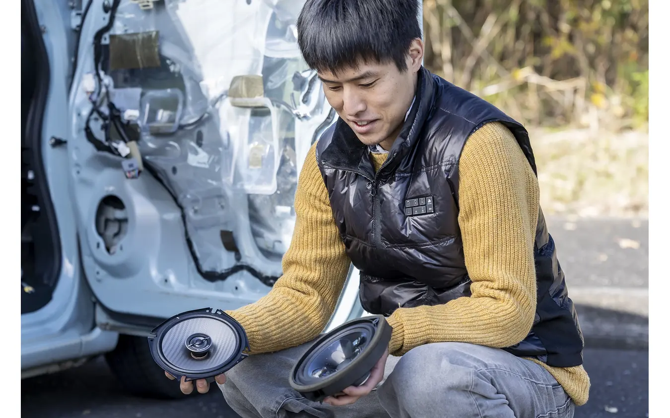 手に持つ事でcarrozzeria TS-F1750と純正スピーカーの違いがハッキリと分かる