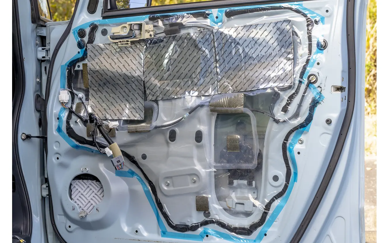 説明書の施工例を参考に部材を貼りつけていく