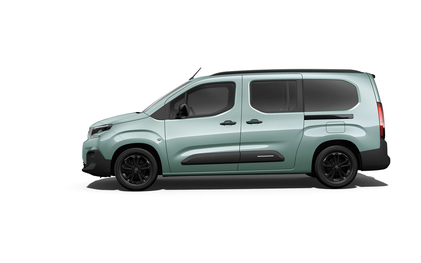 シトロエン・ベルランゴの特別色「アクア グリーン」（7人乗り）