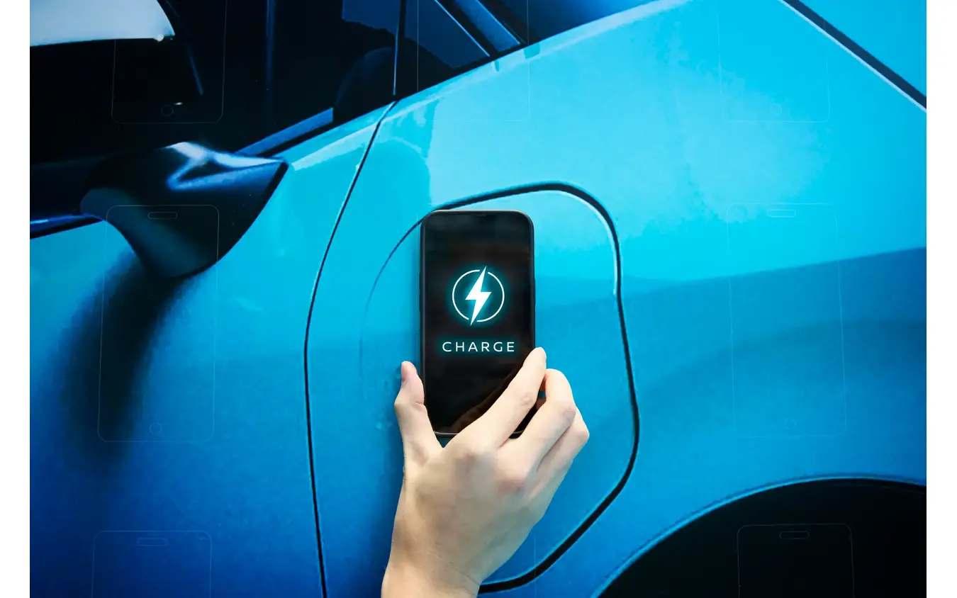 スマホを近づけると充電できる新型リーフの屋外広告が東京・渋谷に