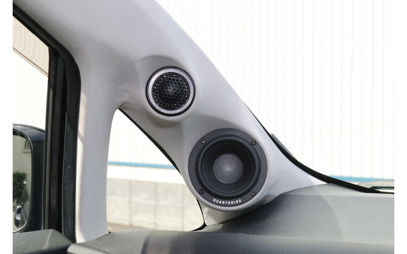 フロントスピーカーにはクワトロリゴのラプソディをチョイス。ツイーターとミッドレンジをスマートにAピラーに収める。