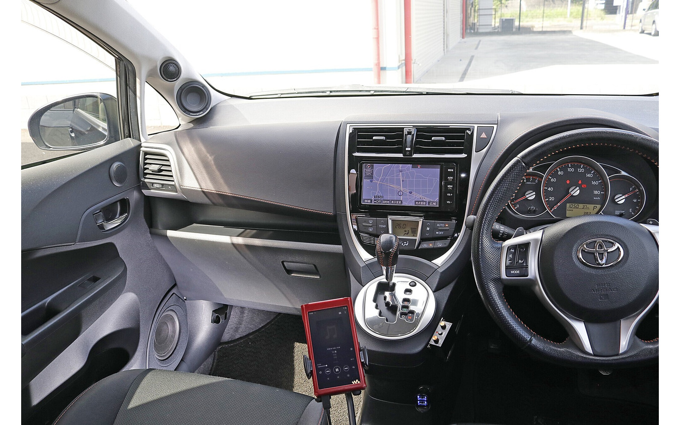 純正インテリアに融合するスピーカー取り付けは派手すぎず大人しすぎない絶妙のバランス感覚でコーディネートされている。