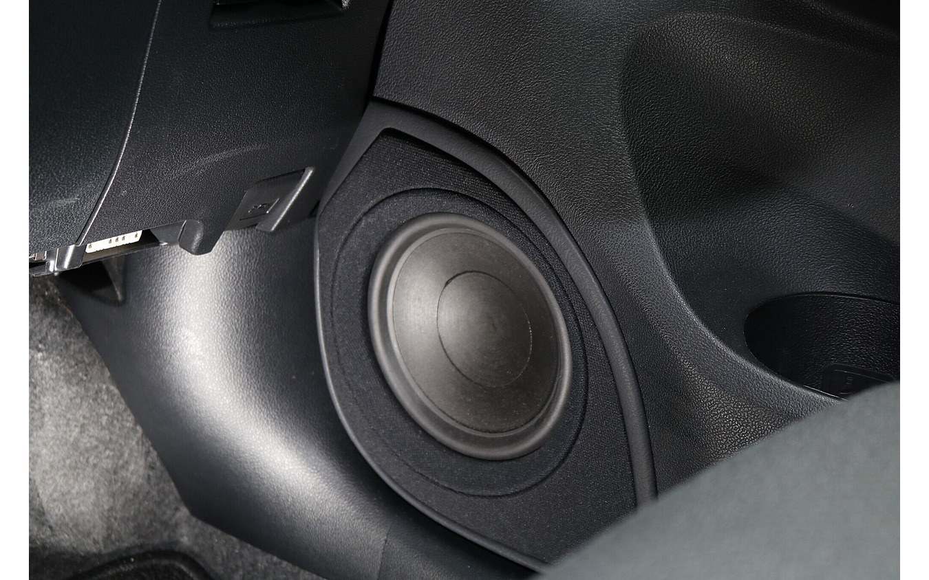 ドアはアウターバッフルを設置する。クワトロリゴのラプソディのユニットを用いてシンプルだが実は入念な処理が加えられた。