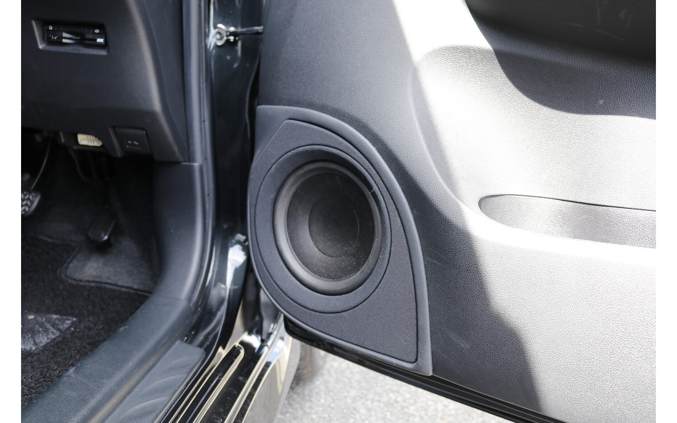 ドアポケットなどは純正のまま利用できつつ、純正スピーカー位置の周辺までを使ったバッフル設計が施されている。