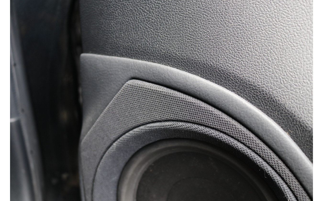 バッフル面を見ると生地使いとレザー使い、グレーの同色系でまとめることで素材／配色で変化を付けているのも見どころ。