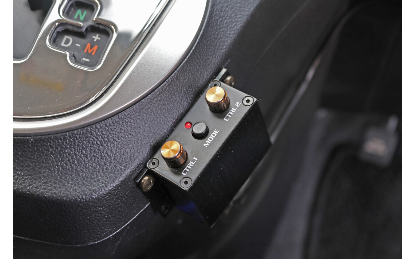 ヘリックスのDSPをコントロールするリモコンであるURC-3をセンタークラスター脇に設置。コンパクトで車内へのフィット感も高い。
