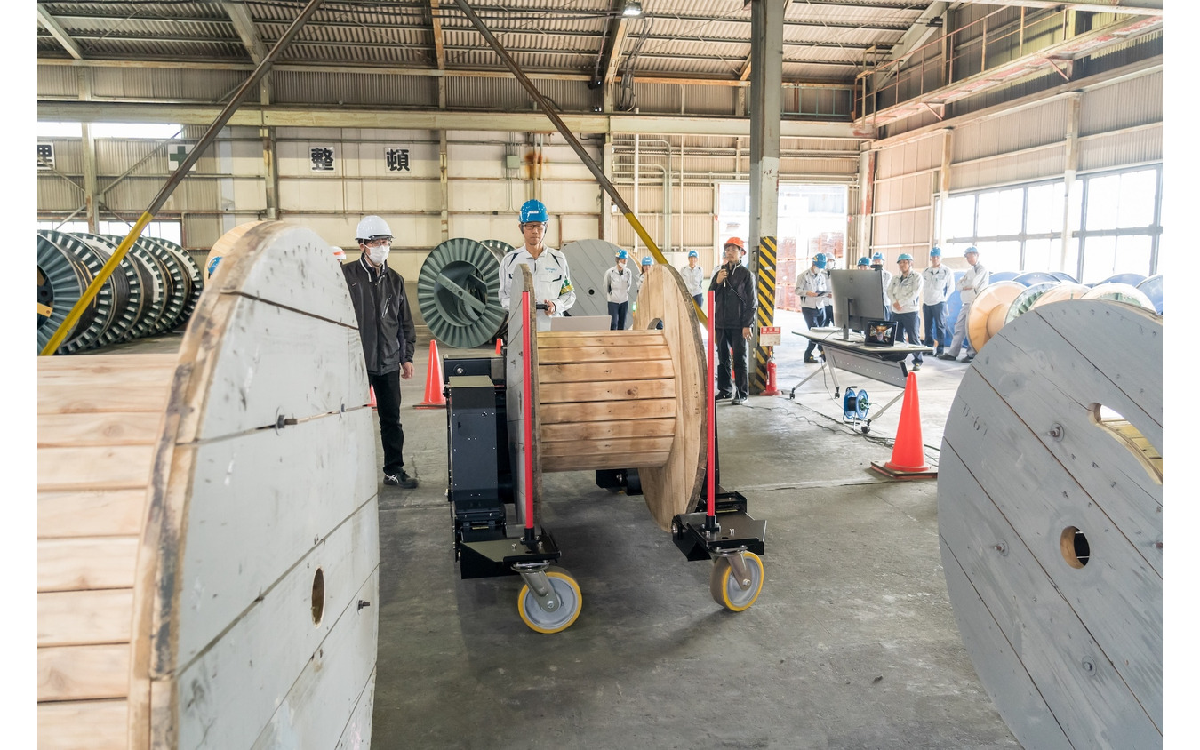 人機カート ver.3.0 タツタ電線従業員による操作体験の様子