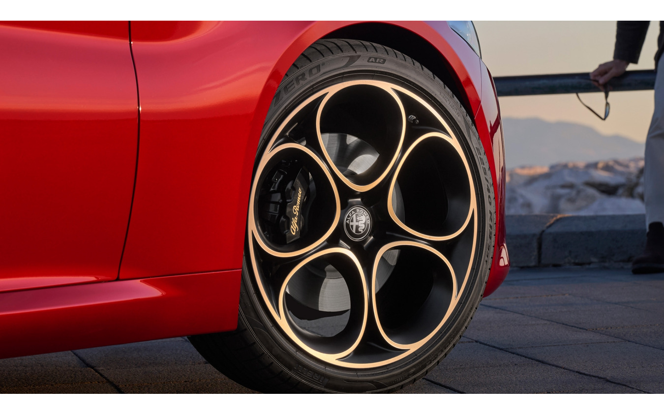 アルファロメオ・ジュリアの「INTENSA」