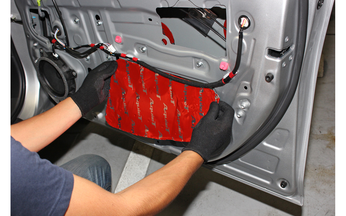 「サービスホール塞ぎ」をしているところ。