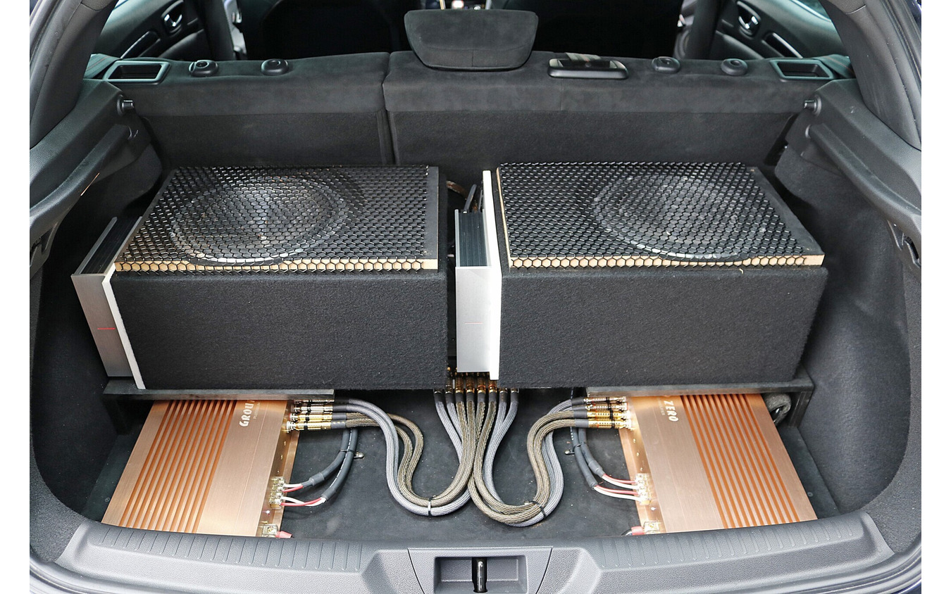 ラゲッジにはサブウーファーやパワーアンプなどを立体的にインストール。カバーを開けると下段のユニットが現れる。