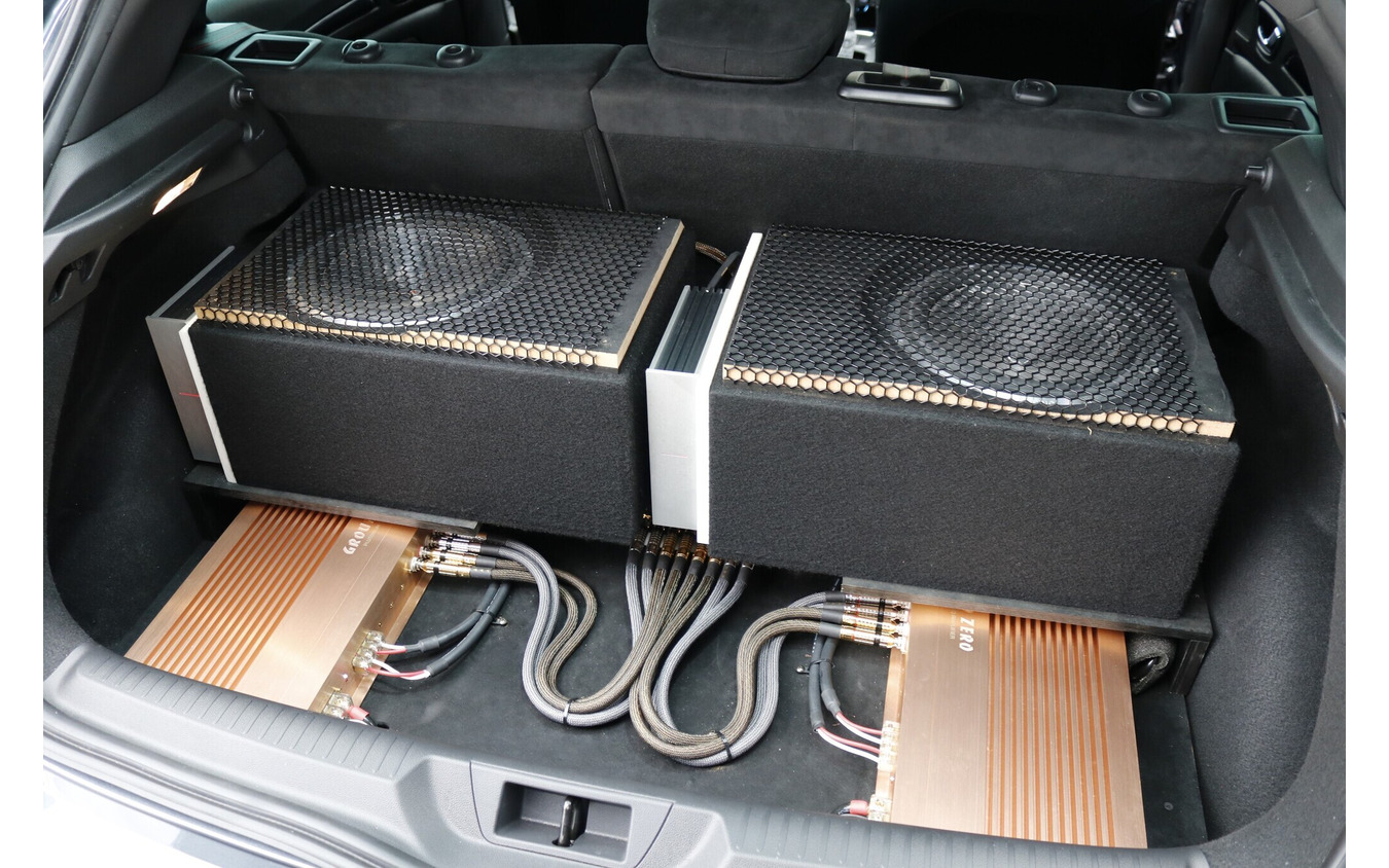 上段にはサブウーファーを、下段にはパワーアンプをインストールするスタイル。階層を設けてユニットを効率良く収めている。