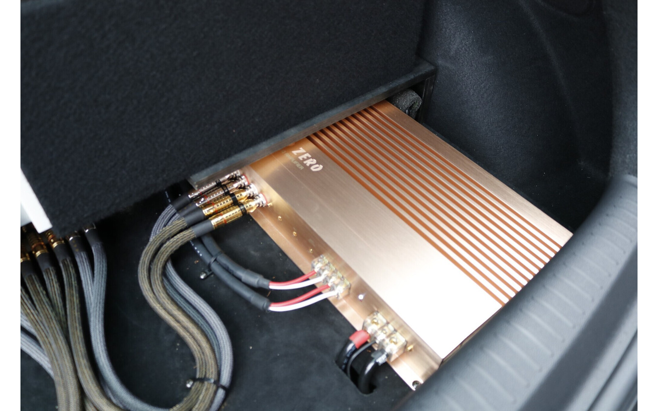 大型のパワーアンプは横方向には収まりきらず、ラゲッジの底に前後方向に縦置き設置しているのが特徴。