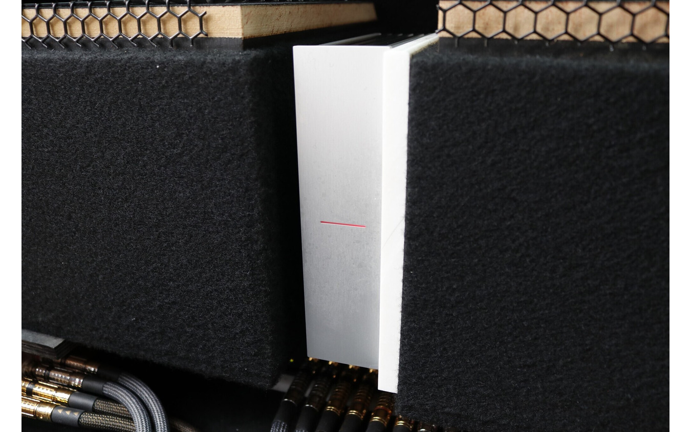 サブウーファーの間に設置されているのはアウネのデジタルプレイヤーGTS2、左サイドにはクロックジェネレーターも設置する。