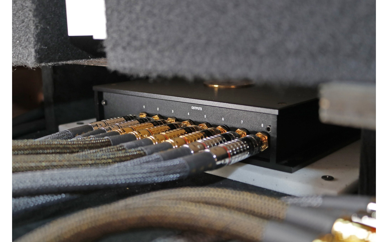 下段に設置された2台のパワーアンプの間に設置されているのはリゾルトのDSPであるT-DSPmk2。大理石でマウントされている。