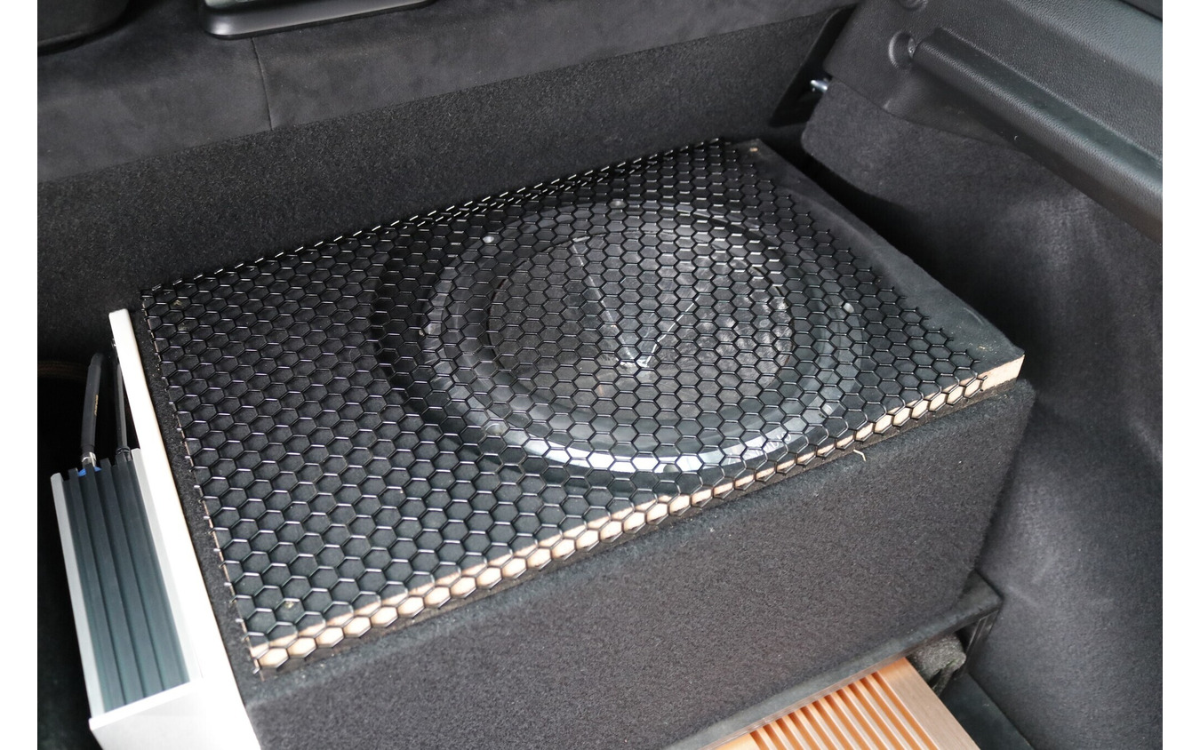 サブウーファーには定温の迫力アップを狙ってマイクロプレシジョンのZスタジオ245をステレオで設置する。