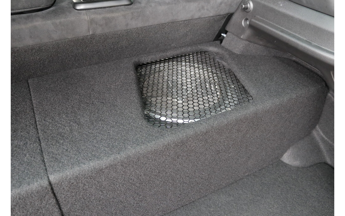 メッシュのプロテクションに加えてエンクロージャー全体をカバーするパネルも用意されラゲッジに違和感なく同化している。