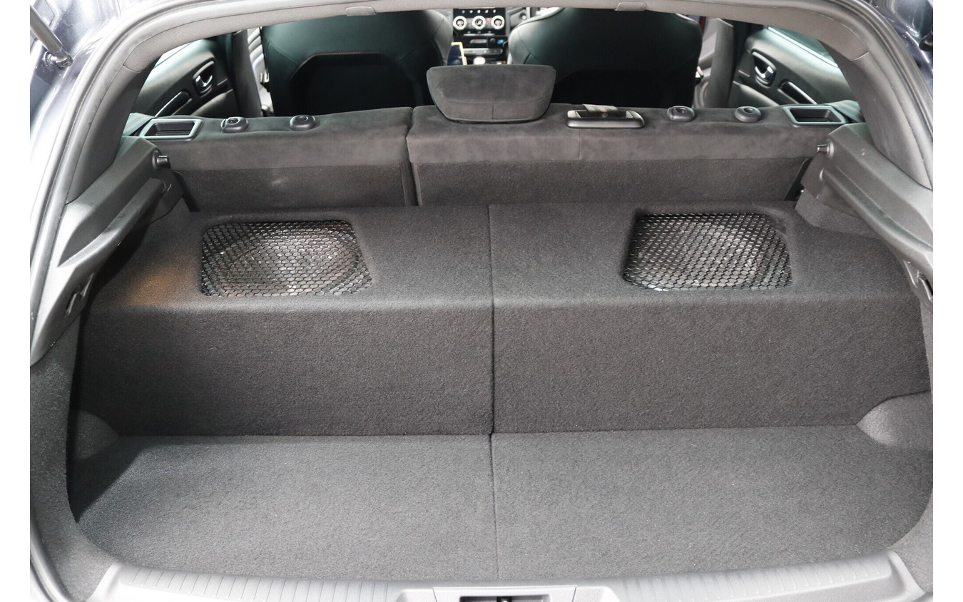 すべての保護パネルを被せるとこのように荷物積載が可能なラゲッジができ上がる。フラット面には常に洗車道具が積載される。