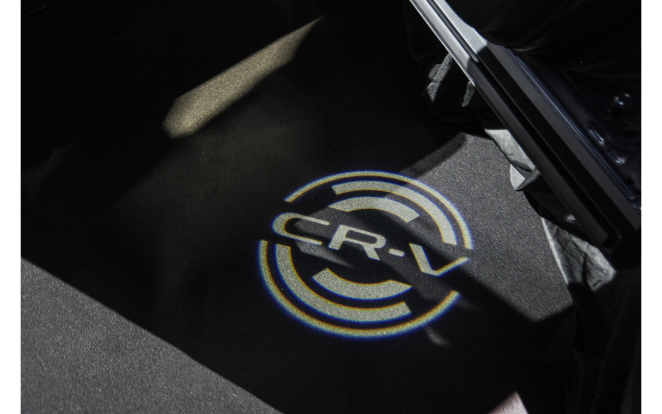 ドアの開閉に連動し足元を照らす「パターンプロジェクター」