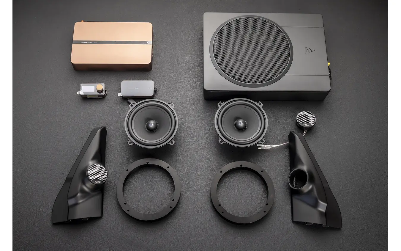 デモカーのノマドに搭載されていたFOCAL（フォーカル）のジムニー専用キットである「SZ64UJ2」とDSPアンプ、サブウーファーのISUB ACTIVE