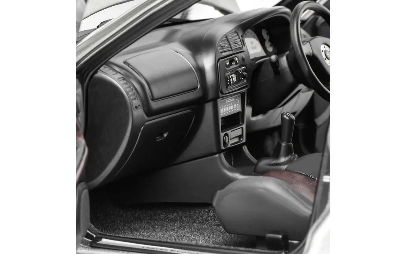 三菱『ランサーエボリューションIV』の18分の1スケールミニカー