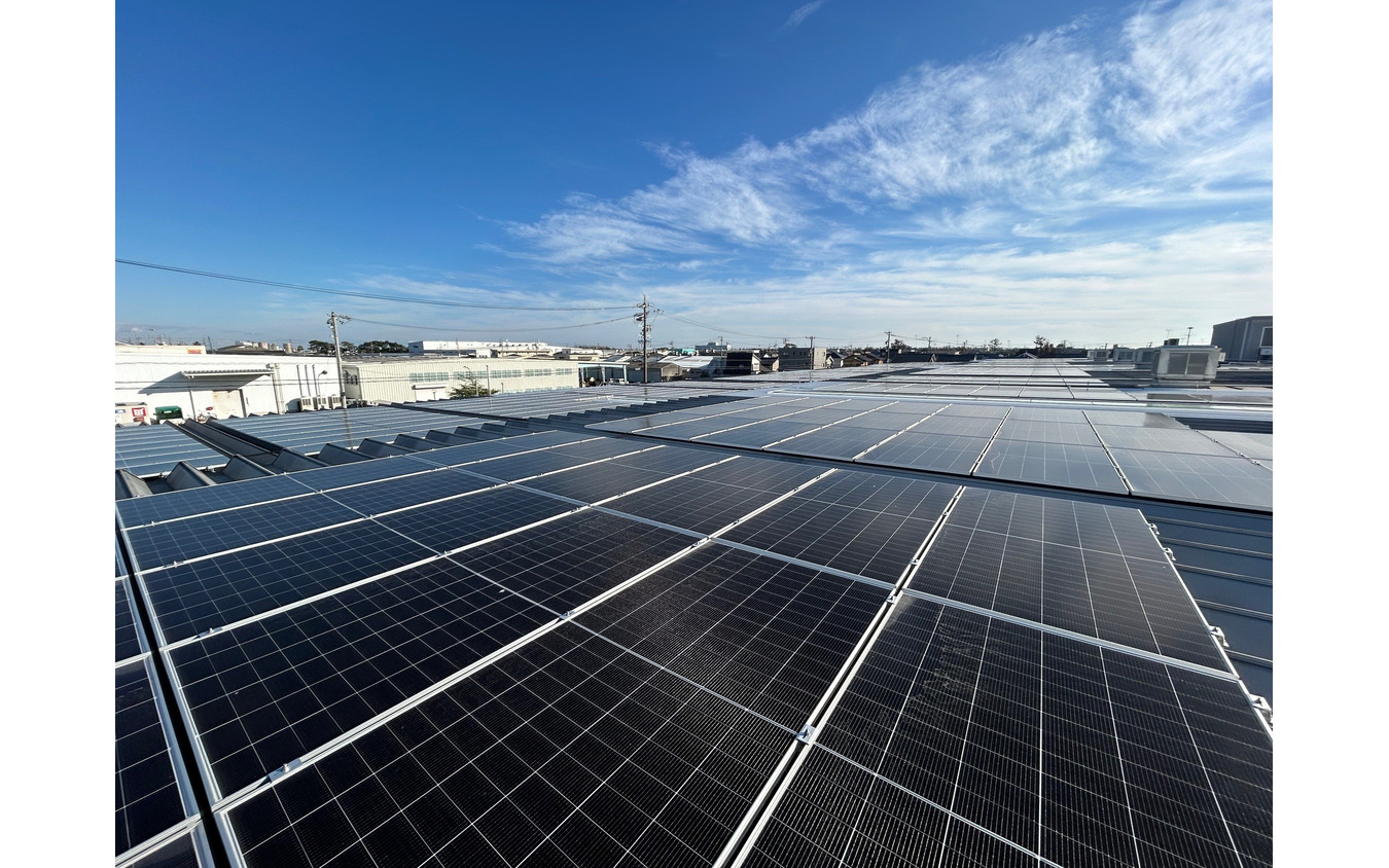 屋根上に新たに設置された太陽光発電設備