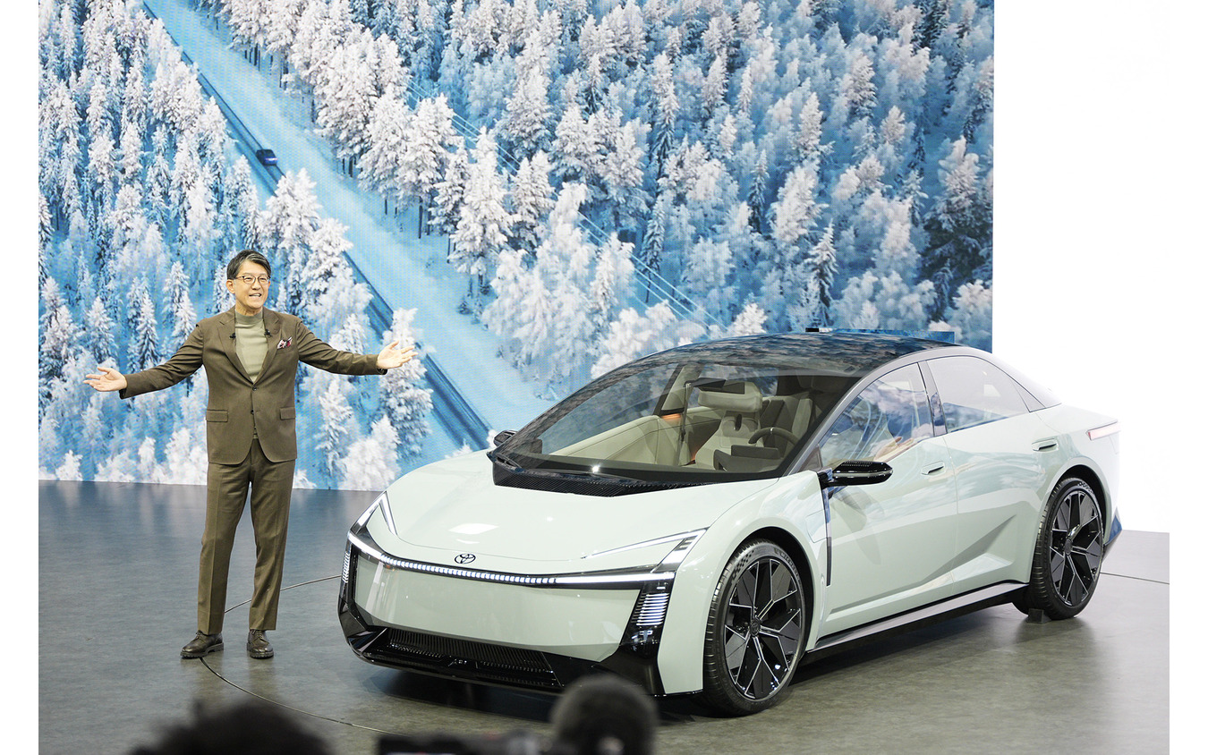 トヨタ自動車 佐藤恒治社長とカローラコンセプト（ジャパンモビリティショー2025）