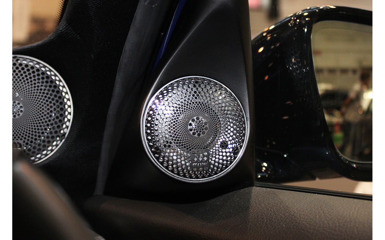 「単体サブウーファー」が搭載されたオーディオカーの一例（製作ショップ：AVカンサイ（大阪府）。