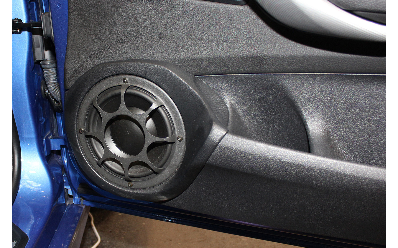 「単体サブウーファー」が搭載されたオーディオカーの一例（製作ショップ：AVカンサイ（大阪府）。