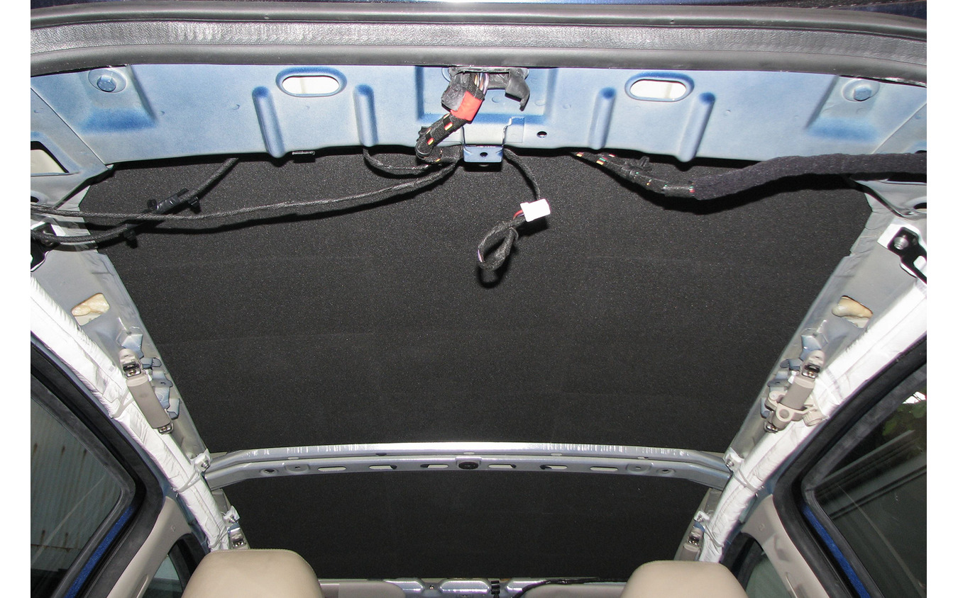 プロによる、ルーフの「車内静音作業」の施工例。