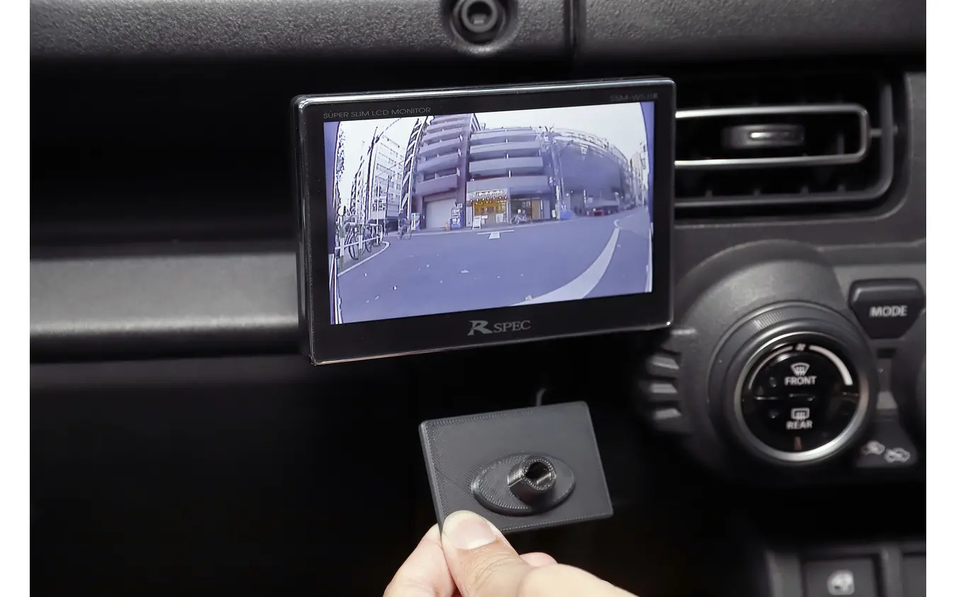 ジムニー専用のモニター固定アタッチメントも開発中