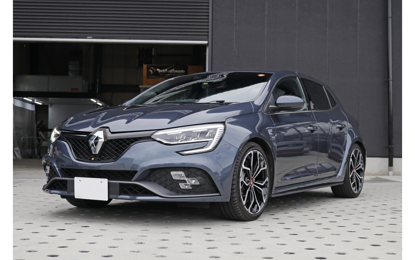 コンパクトスポーツを好む井福さんが選んだのはメガーヌRS。ベテランらしいコーディネートで高音質システムを構築した。