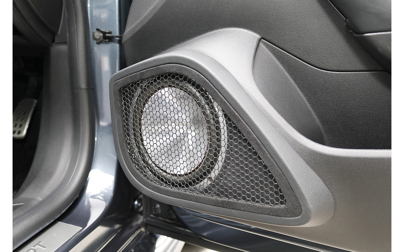 フロントスピーカーにはマイクロプレシジョンのZスタジオシリーズをチョイス。ドアのアウターバッフルは美しい仕上がり。