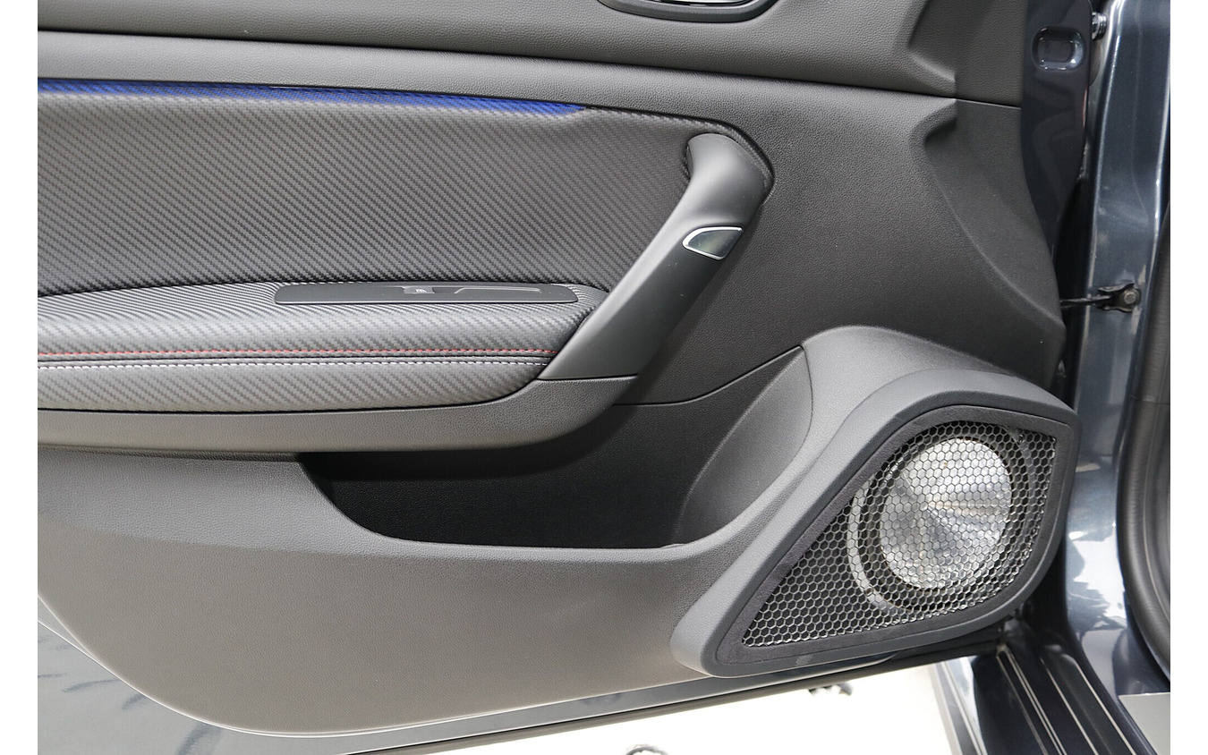 ドアフォルムにマッチするデザインを施されたアウターバッフル。パンチング処理された前面はプロテクション効果も満点。