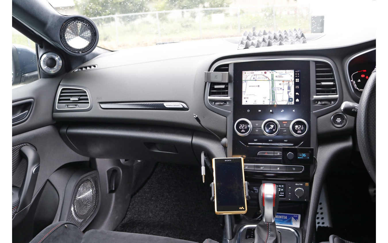 オーナーの意向は抑えたインストールデザイン。落ち着いた取り付け処理で大人のインテリアを目指した。