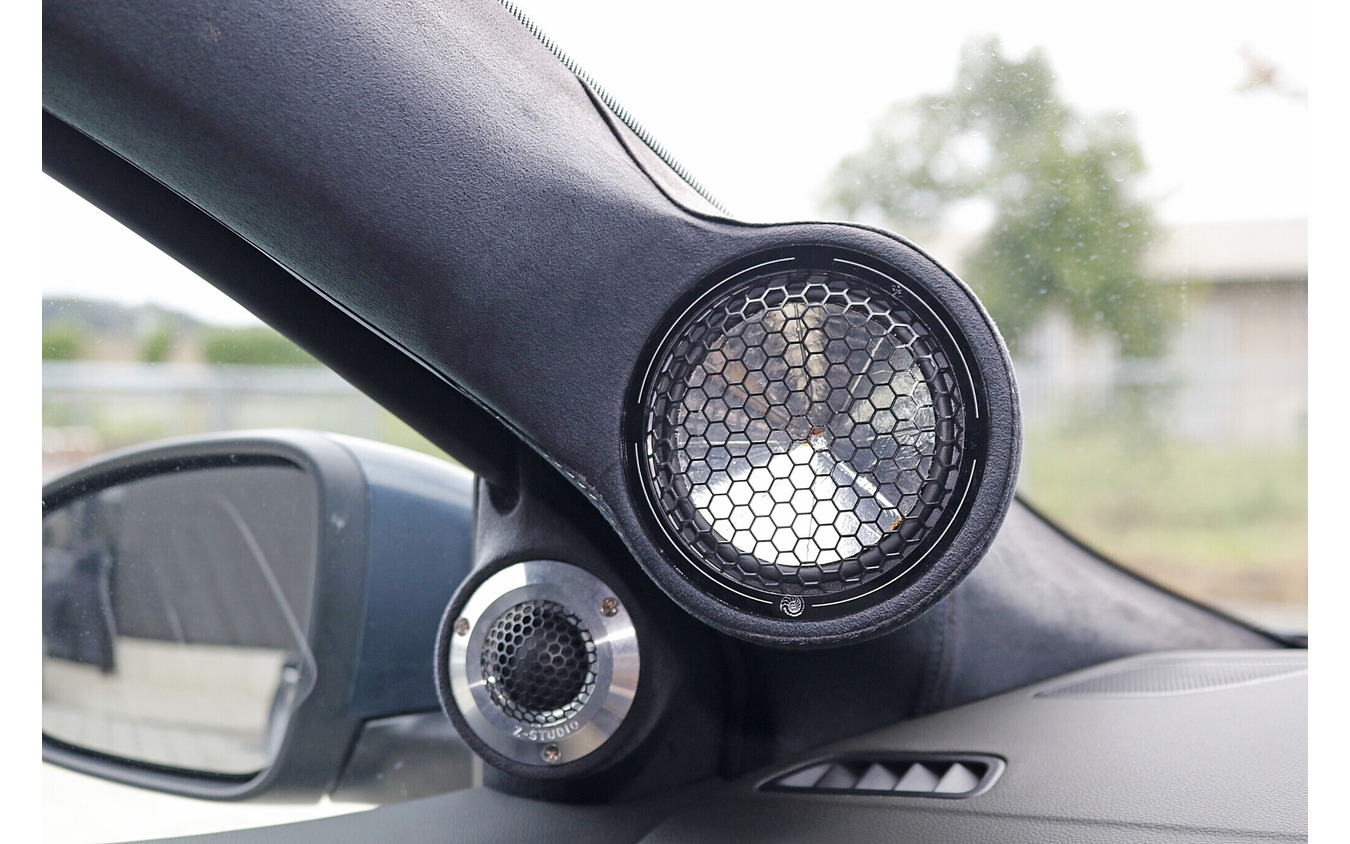 中高域スピーカーの取り付けには徹底的にこだわる。角度やロケーションを厳選してアナログ面での完成度を高めている