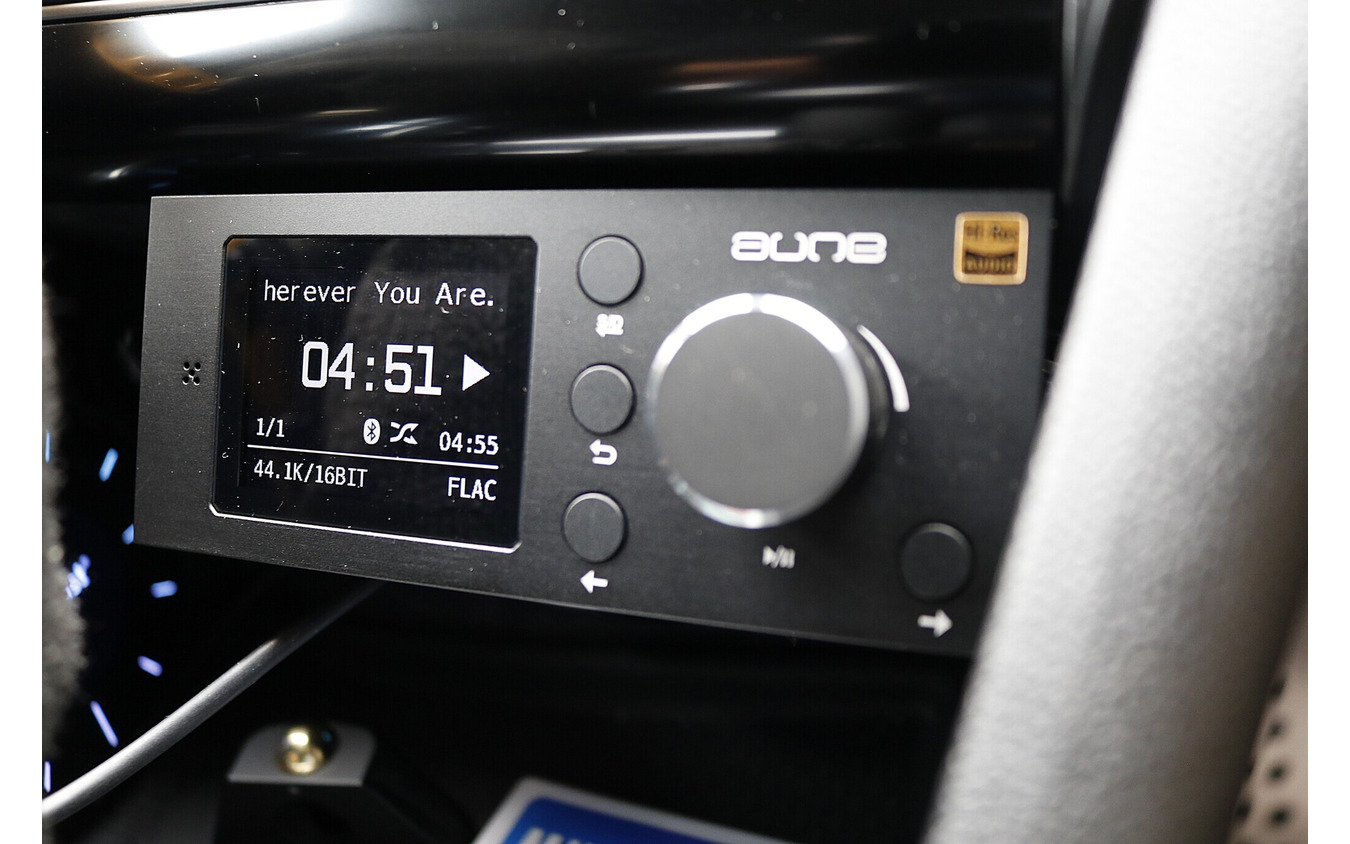 音楽プレイヤーのメインはアウネの車載デジタルプレイヤーのGTS2。操作性、クオリティともにオーナーも満足のユニット。