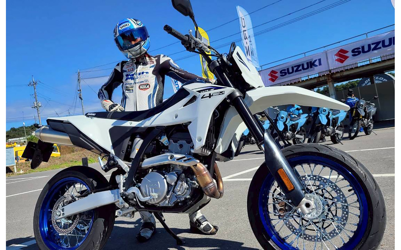 スズキ DR-Z4SMと小鳥遊レイラさん