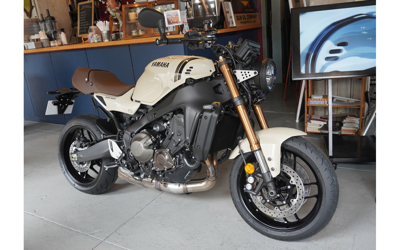 ヤマハ XSR900 2025年モデル（セラミックアイボリー）