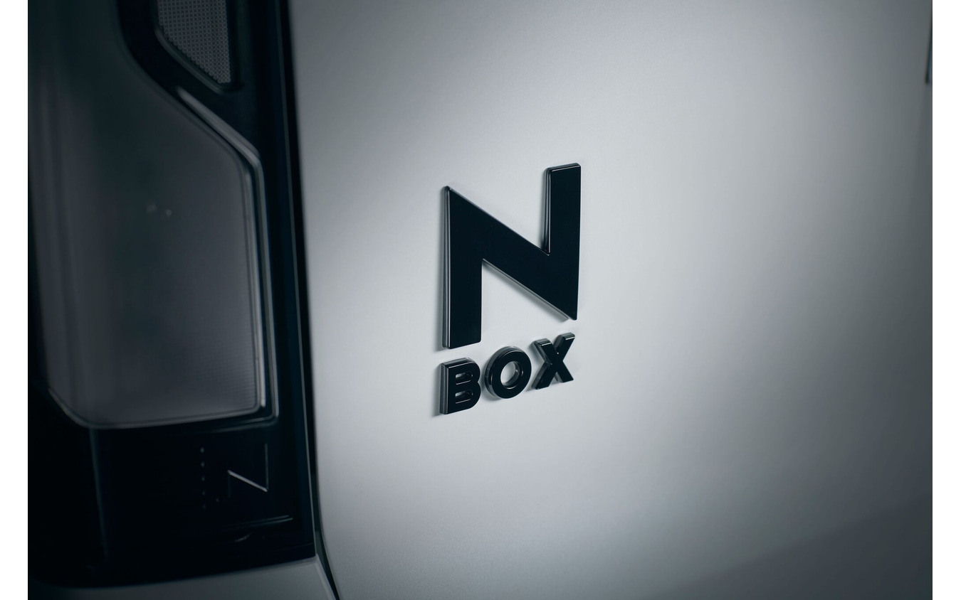 ホンダ N-BOX CUSTOM の「BLACK STYLE」