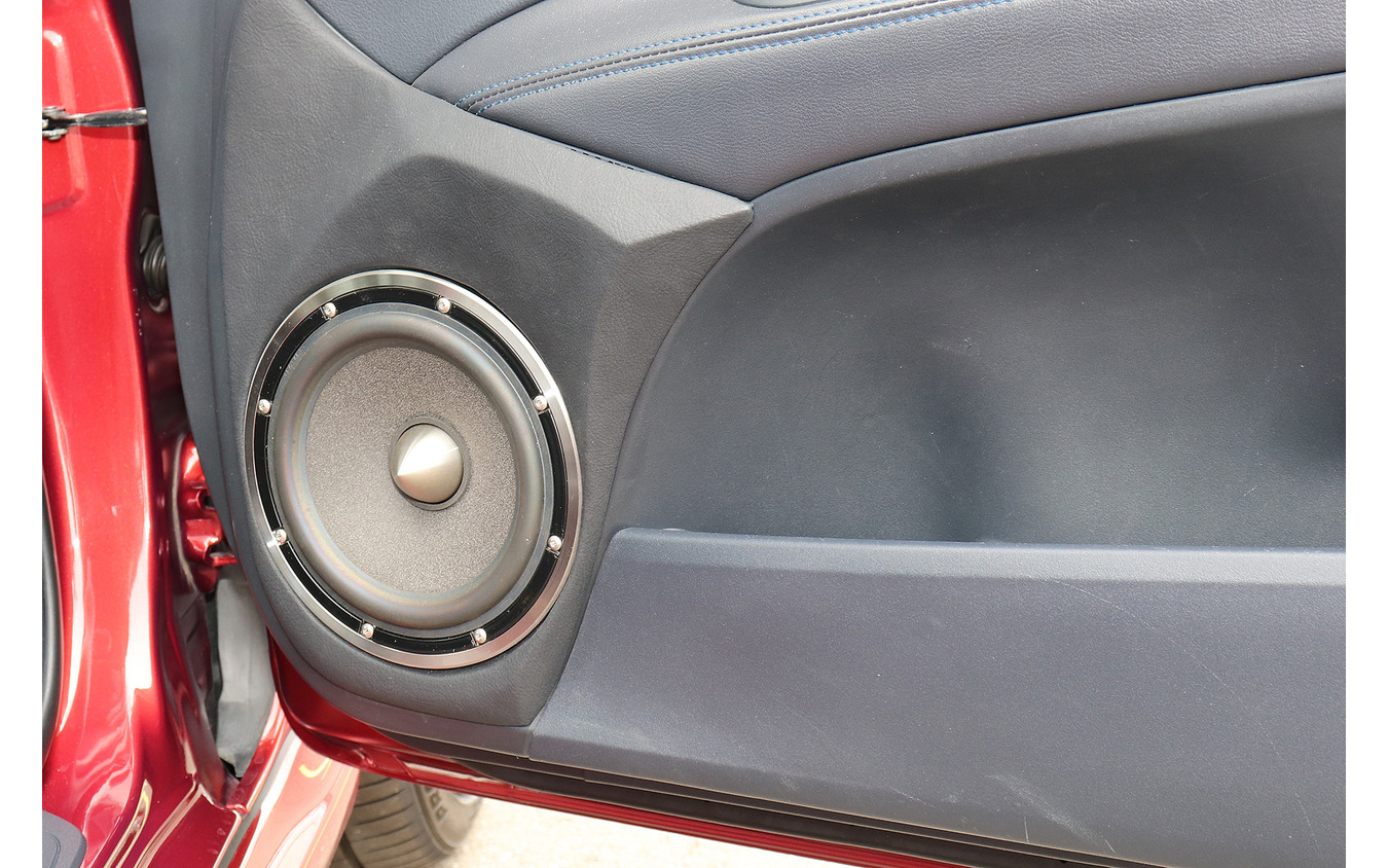 「単体サブウーファー」が搭載されたオーディオカーの一例（製作ショップ：レジェーラ（静岡県浜松市）。