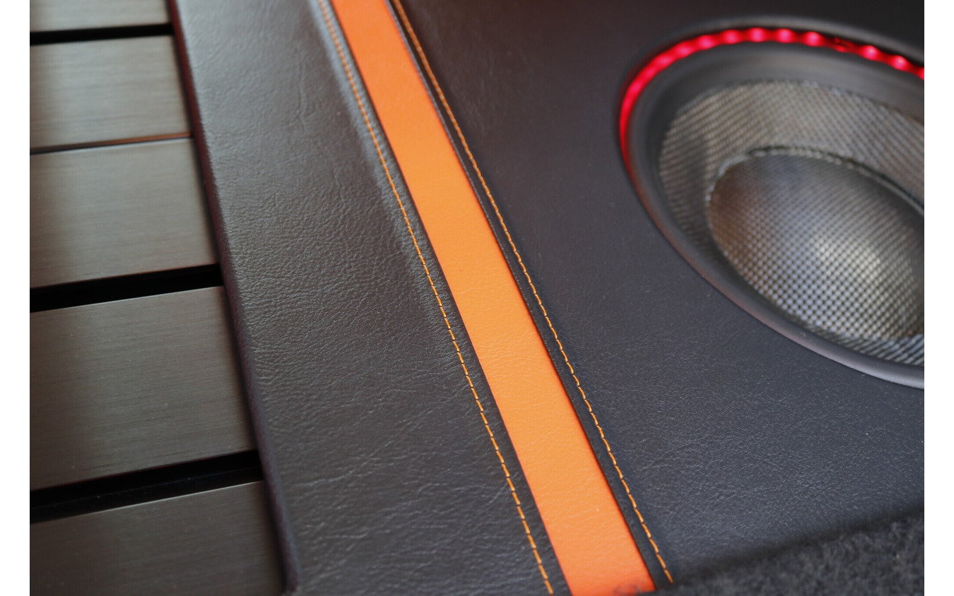 各所にオレンジの差し色を用いているのはシートカバーに用いたオレンジで車内を統一する狙いがあった。